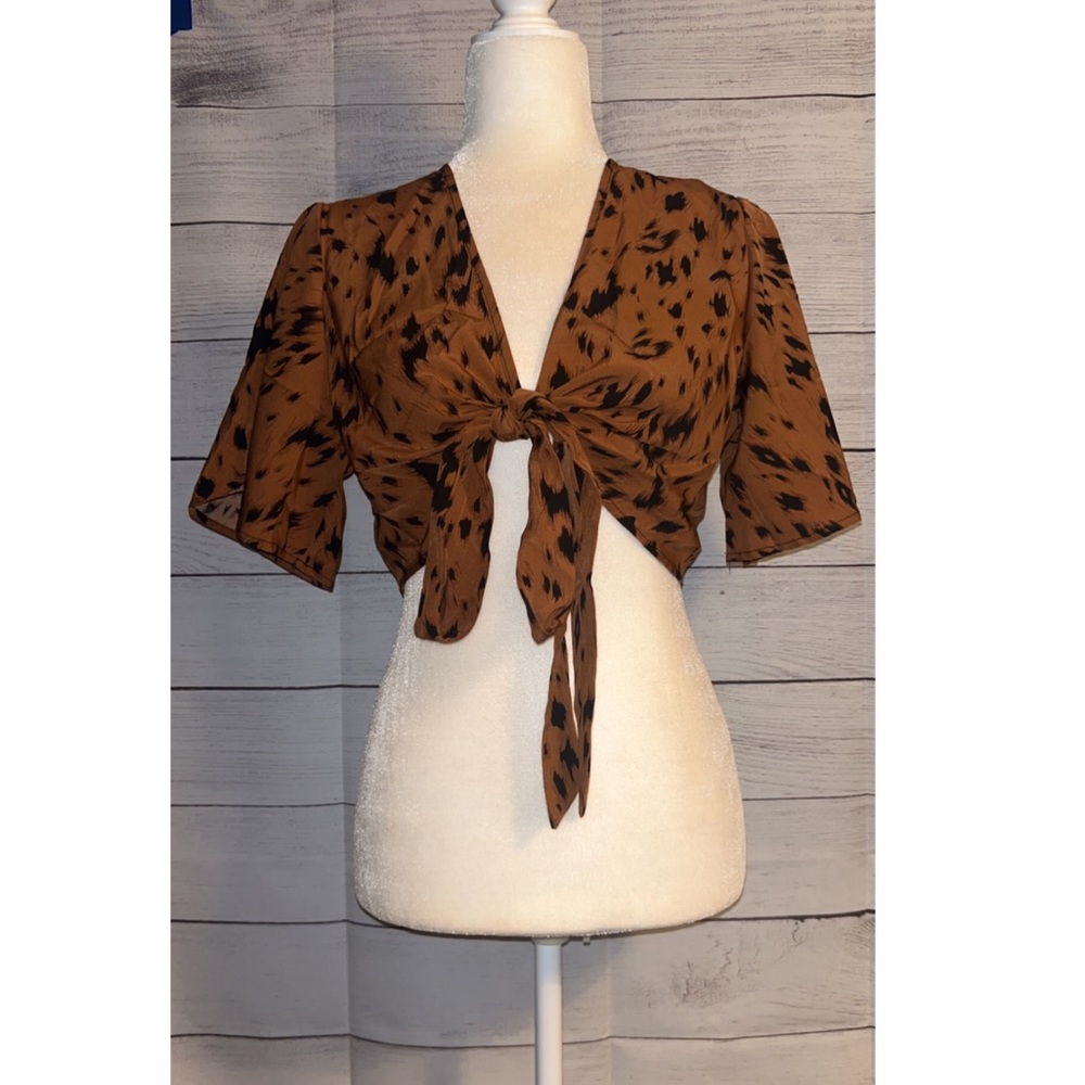 SHEIN VCAY Allover Print Knot Front Crop Top - Picture 5 of 8